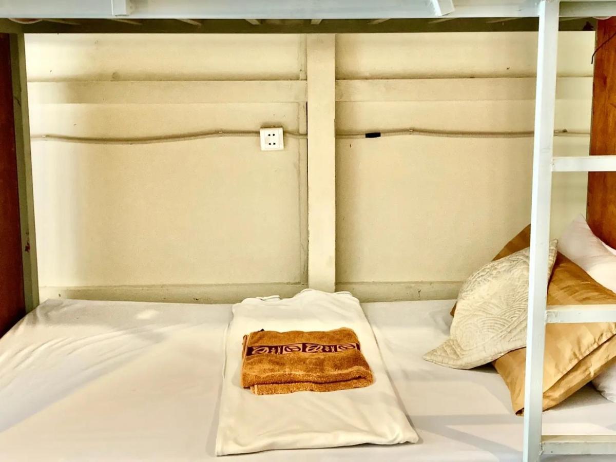 Lucky Sun Saracen Bay Hostel Ко Ронг Санлоем Екстериор снимка