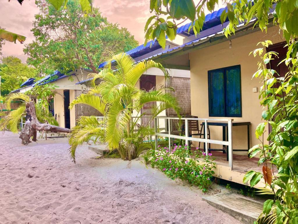 Lucky Sun Saracen Bay Hostel Ко Ронг Санлоем Екстериор снимка