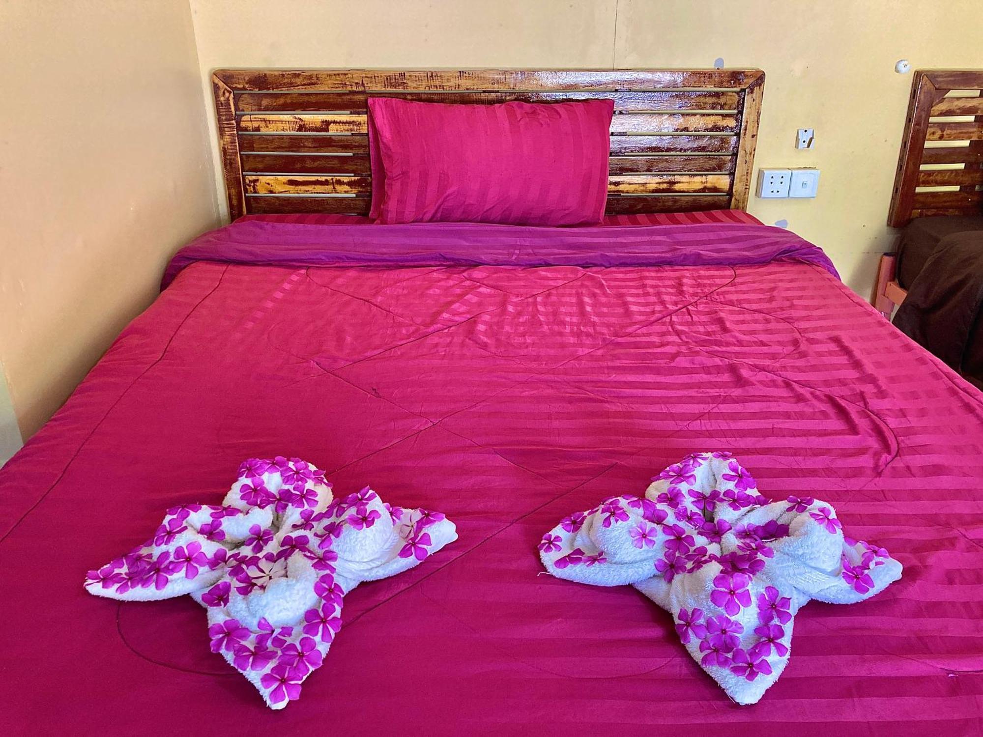 Lucky Sun Saracen Bay Hostel Ко Ронг Санлоем Стая снимка