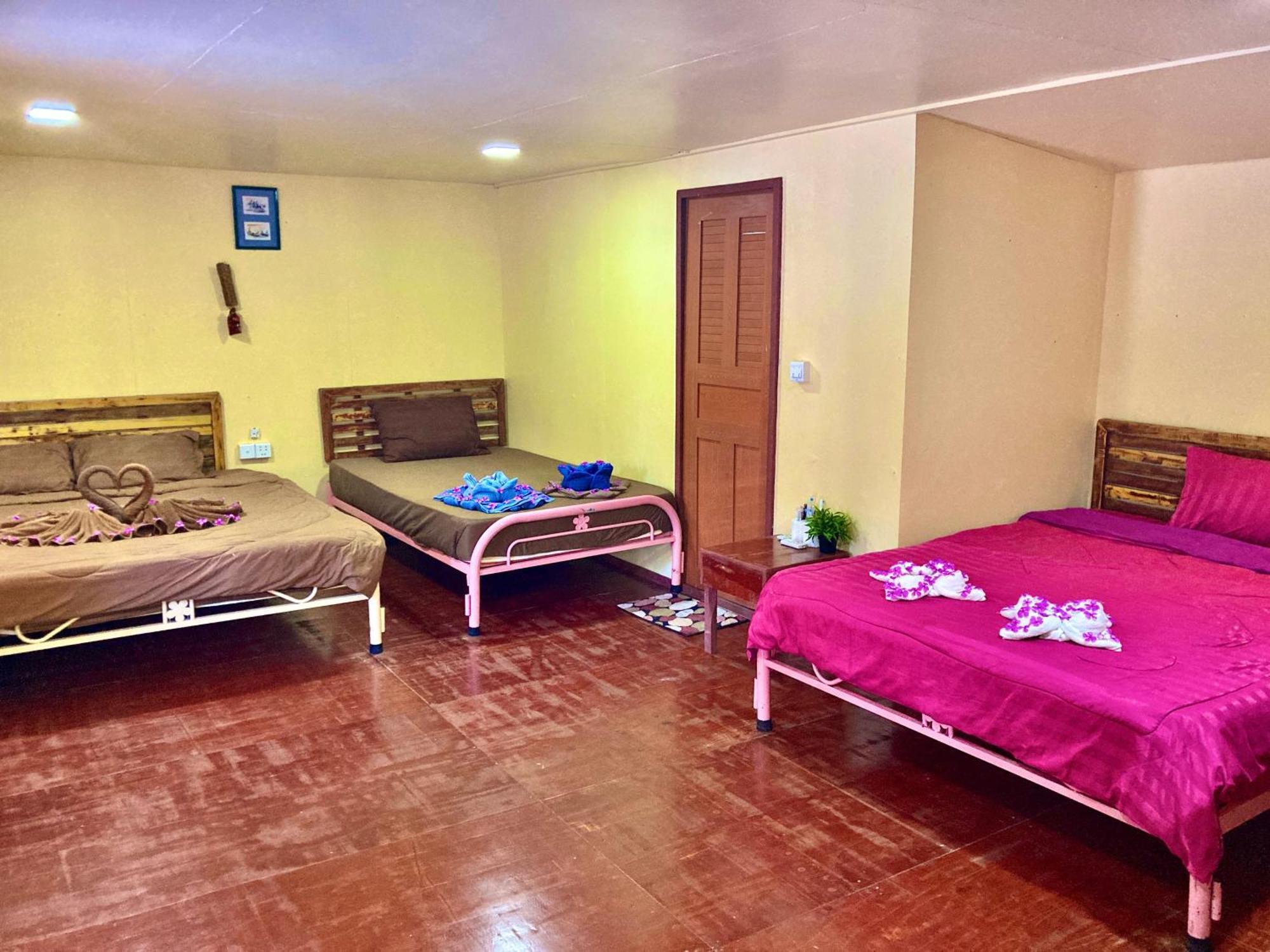 Lucky Sun Saracen Bay Hostel Ко Ронг Санлоем Стая снимка